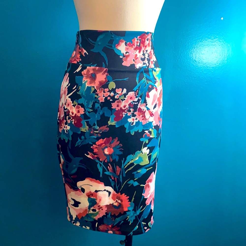Flirty floral midi skirt